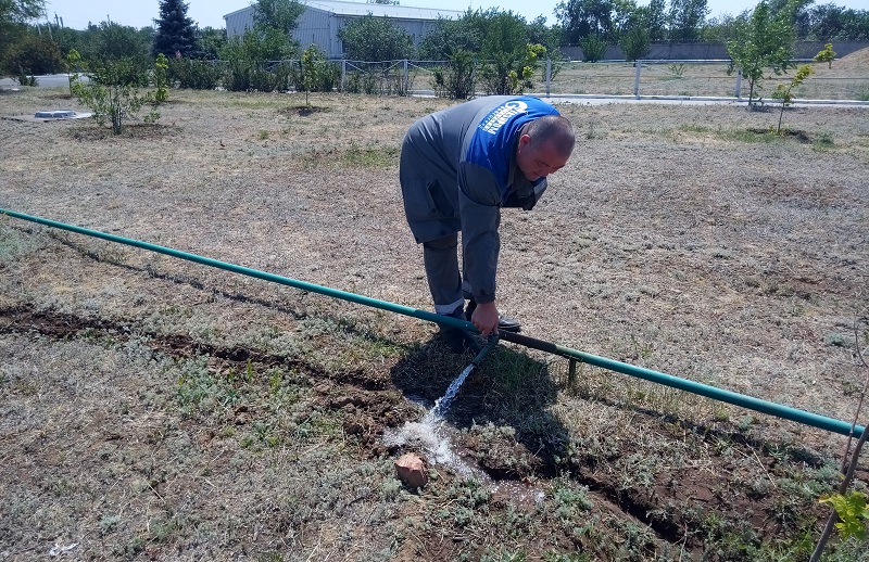 Дима открывает кран